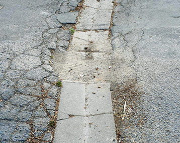 bordure de caniveau nids-de-poule
